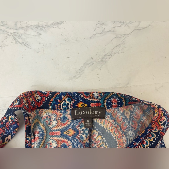 luxology blouse Women’s Sz S Paisley Short Sleeve Cold Shoulder Top Keyhole - Picture 4 of 5